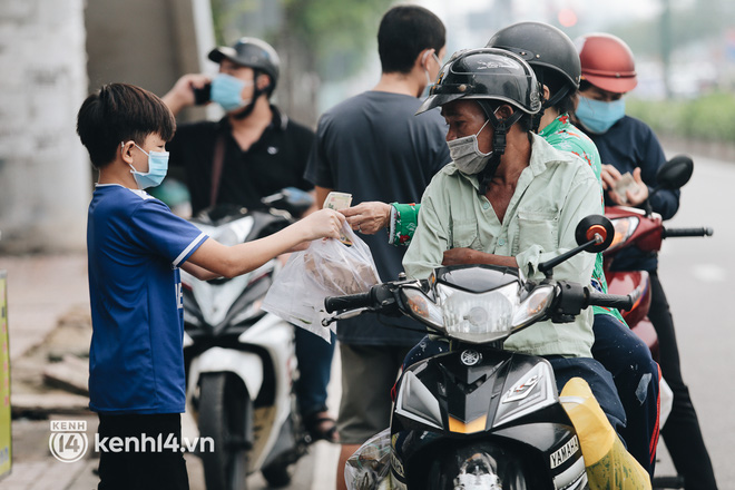 TP.HCM sáng đầu tuần sau nới lỏng giãn cách: Lâu lắm rồi mới thấy cảnh người dân chen chúc trên đường - Ảnh 3.