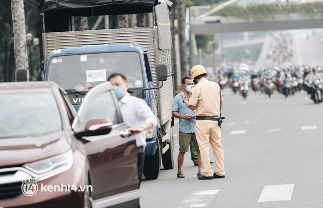 TP.HCM sáng đầu tuần sau nới lỏng giãn cách: Lâu lắm rồi mới thấy cảnh người dân chen chúc trên đường - Ảnh 10.