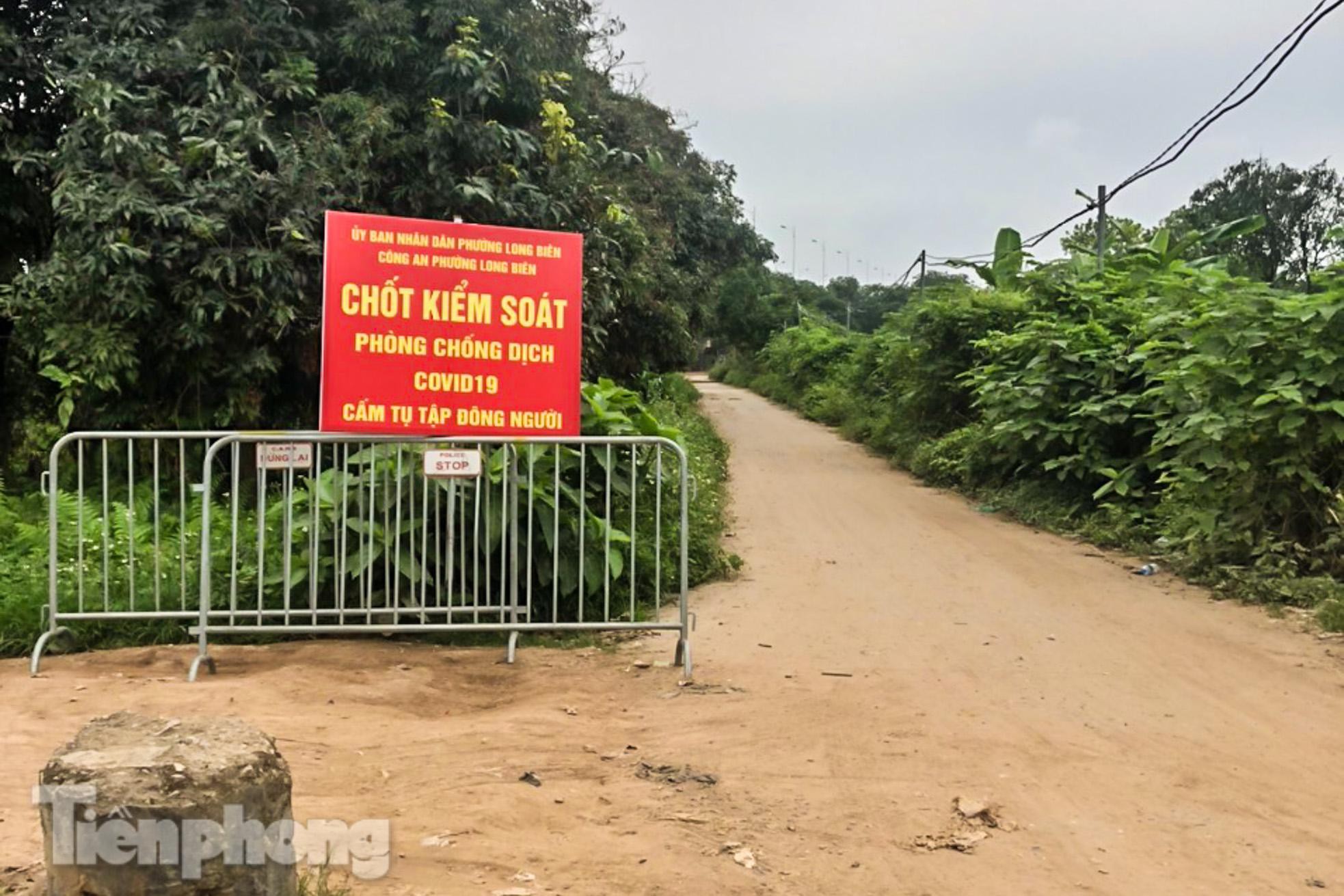 Lập các chốt kiểm soát ra bãi bồi chân cầu Vĩnh Tuy sau vụ cả nghìn người rủ nhau cắm trại - Ảnh 2.