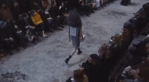 BIẾN CĂNG: Biểu tình giữa show Louis Vuitton làm khách mời nhốn nháo, bảo vệ phải lao lên sàn diễn dẹp loạn - Ảnh 5.