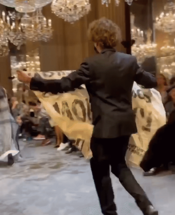 BIẾN CĂNG: Biểu tình giữa show Louis Vuitton làm khách mời nhốn nháo, bảo vệ phải lao lên sàn diễn dẹp loạn - Ảnh 7.