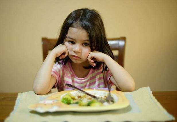 Nếu con cái có 3 thói quen này khi ăn, cha mẹ cần cảnh giác: Dấu hiệu bất ổn về tâm lý! - Ảnh 4.