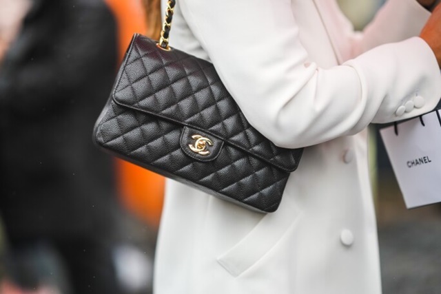 Túi xách Chanel Dior tiếp tục giữ quy luật khan hiếm  Nhịp sống kinh  tế Việt Nam  Thế giới