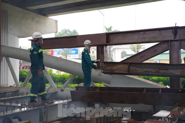  Nhìn gần công trình thi công cầu vòm sắt vượt hồ đầu tiên của Thủ đô  - Ảnh 11.