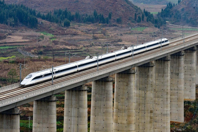 Trung Quốc xây đường sắt cao tốc nội địa với tốc độ gây choáng: Mặt tối của tham vọng? - Ảnh 1.