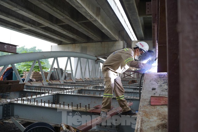  Nhìn gần công trình thi công cầu vòm sắt vượt hồ đầu tiên của Thủ đô  - Ảnh 5.