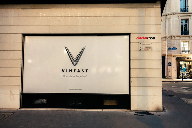 Ảnh độc quyền: Diện kiến showroom VinFast 3 mặt tiền giữa Paris, đẹp lung linh chỉ chờ mở cửa - Ảnh 9.