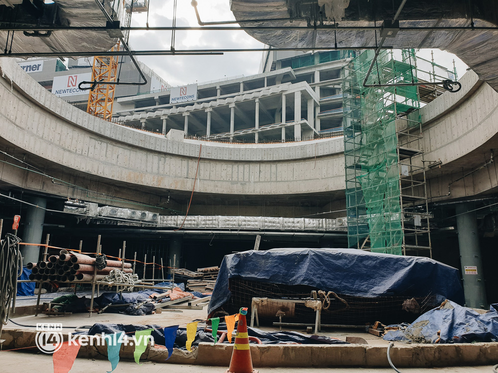 Chùm ảnh: Nhà ga trung tâm Bến Thành tuyến Metro ở Sài Gòn đã dần lộ diện sau 6 năm thi công - Ảnh 1.