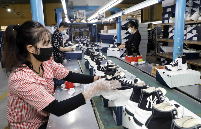 Việt Nam xuất khẩu giày vải vượt xa Trung Quốc - Ảnh 1.