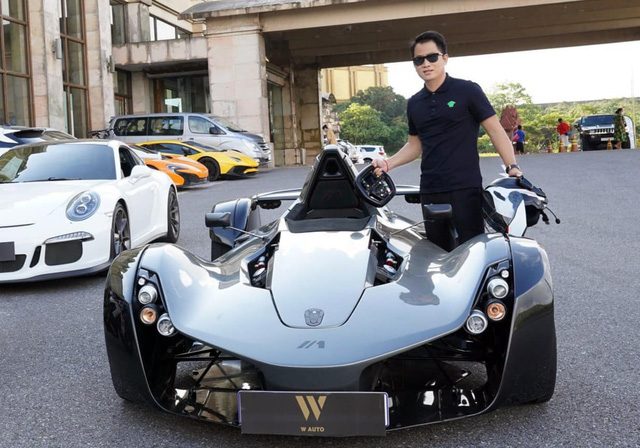 Doanh nhân Hoàng Kim Khánh sang Campuchia để thử xe không kính chắn gió giống McLaren Elva - Ảnh 1.