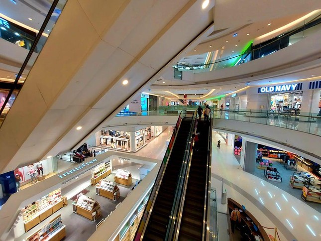  Cảnh vắng vẻ ít thấy tại các trung tâm mua sắm sầm uất bậc nhất TPHCM  - Ảnh 2.