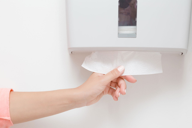 Dùng giấy vệ sinh hay máy sấy tay sau khi đi WC thì sạch hơn? Câu hỏi tạo nên cuộc đối đầu không hồi kết của 2 ngành sản xuất - Ảnh 3.