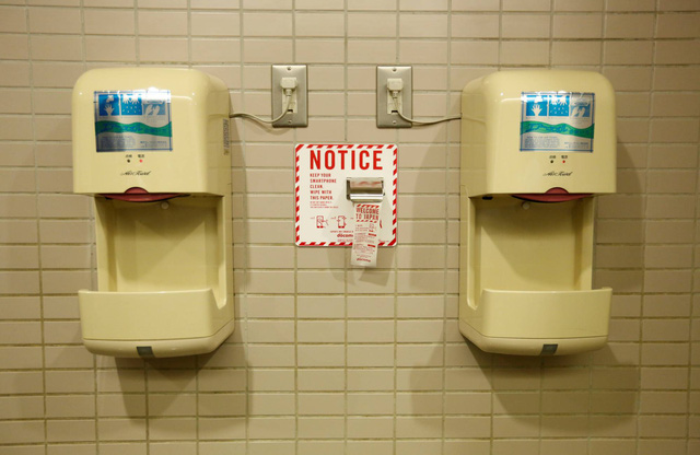 Dùng giấy vệ sinh hay máy sấy tay sau khi đi WC thì sạch hơn? Câu hỏi tạo nên cuộc đối đầu không hồi kết của 2 ngành sản xuất - Ảnh 4.