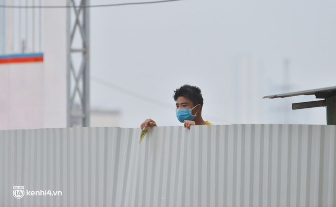 Ảnh: Bên trong công trường xây dựng ở Hà Nội - nơi vừa ghi nhận chùm 22 ca dương tính SARS-CoV-2 - Ảnh 7.