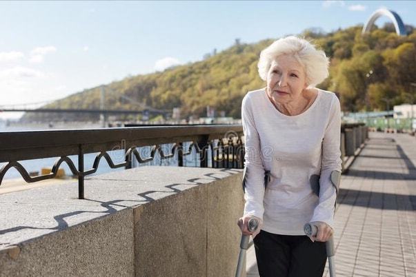Sau 65 tuổi, cơ thể xuất hiện những dấu hiệu là hiện tượng lão hóa bình thường: Ghi nhớ 3 nguyên tắc VÀNG để trường thọ - Ảnh 1.