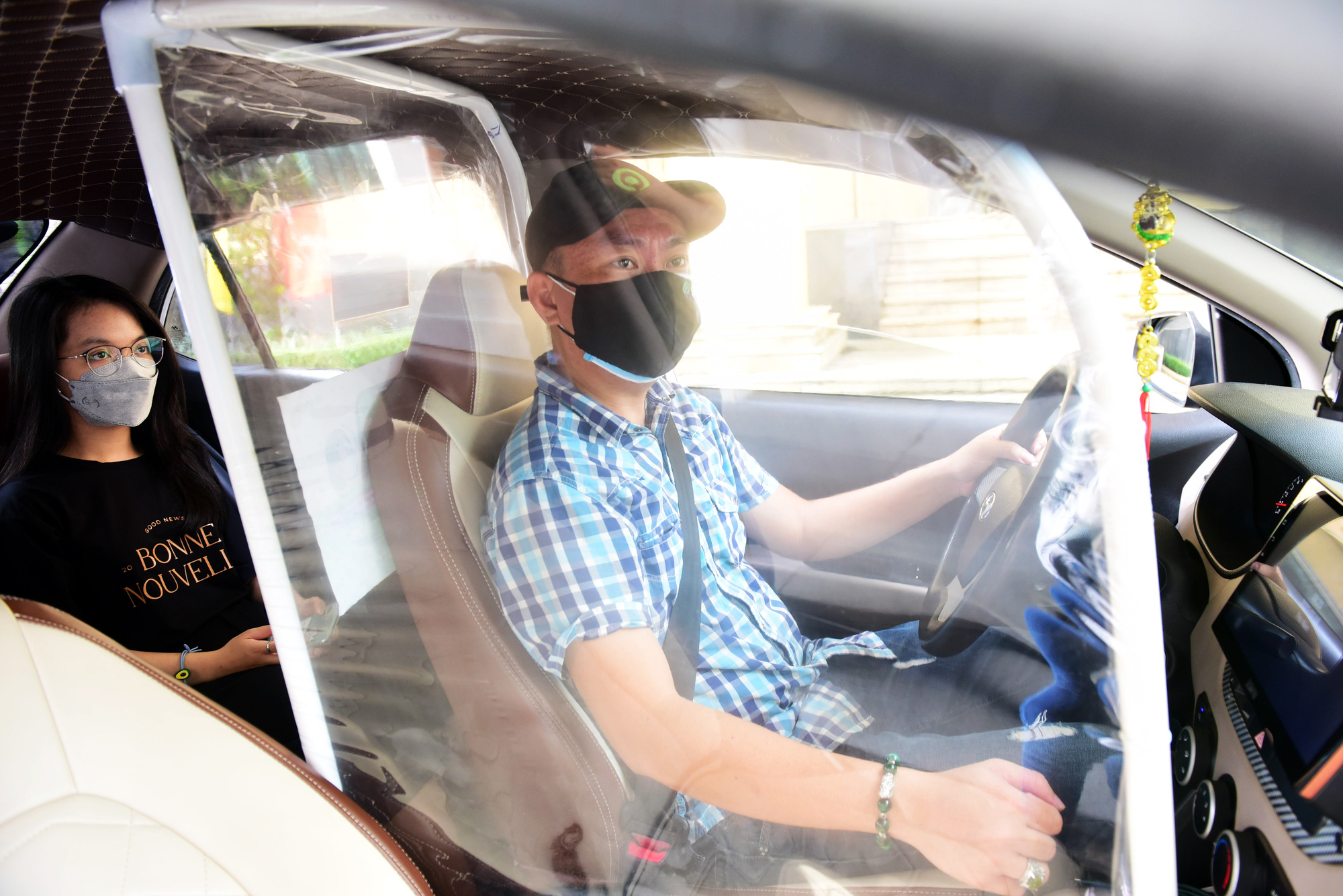 Xịn như dịch vụ gọi xe GoCar mới ra mắt của Gojek: Tất cả xe đều có tấm chắn bảo vệ, máy lọc không khí diệt virus, tài xế tiêm 2 mũi vaccine - Ảnh 1.