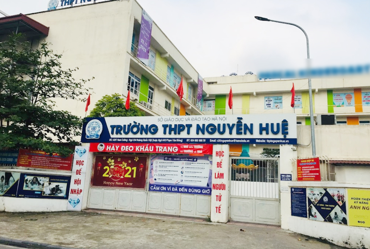 Hà Nội có 1 trường THPT: Hiệu trưởng ra tận cổng cúi chào học sinh ...