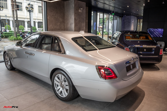 Thử làm khách VIP vào đại lý Rolls-Royce Việt Nam: Gửi xe 200.000 đồng, người ngoài không được tự ý mở cửa, ngồi thử xe gần 30 tỷ đồng - Ảnh 14.