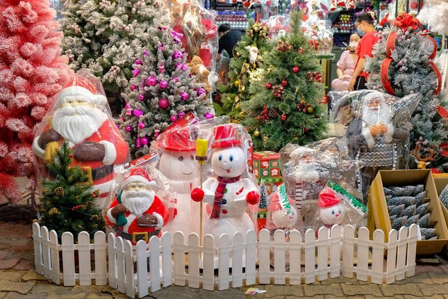 Cảnh vắng vẻ tại chợ bán đồ trang trí Giáng sinh nổi tiếng ở TPHCM