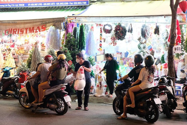 Cảnh vắng vẻ tại chợ bán đồ trang trí Giáng sinh nổi tiếng ở TPHCM - Ảnh 6. Cảnh vắng vẻ tại chợ bán đồ trang trí Giáng sinh nổi tiếng ở TPHCM - Ảnh 6.