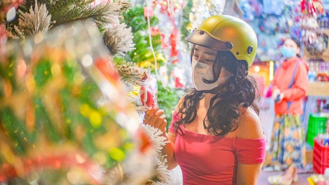 Cảnh vắng vẻ tại chợ bán đồ trang trí Giáng sinh nổi tiếng ở TPHCM - Ảnh 7. Cảnh vắng vẻ tại chợ bán đồ trang trí Giáng sinh nổi tiếng ở TPHCM - Ảnh 7.