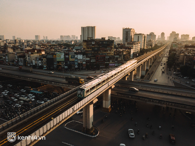 Flycam Cát Linh - Hà Đông sẽ đưa bạn đến những bức tranh trải rộng của Thủ đô, thu gọn lại trong góc nhìn tuyệt đẹp. Hãy xem những hình ảnh tuyệt vời này để cảm nhận được vẻ đẹp đặc biệt của Hà Nội và cảm thấy tự hào về thành phố này.