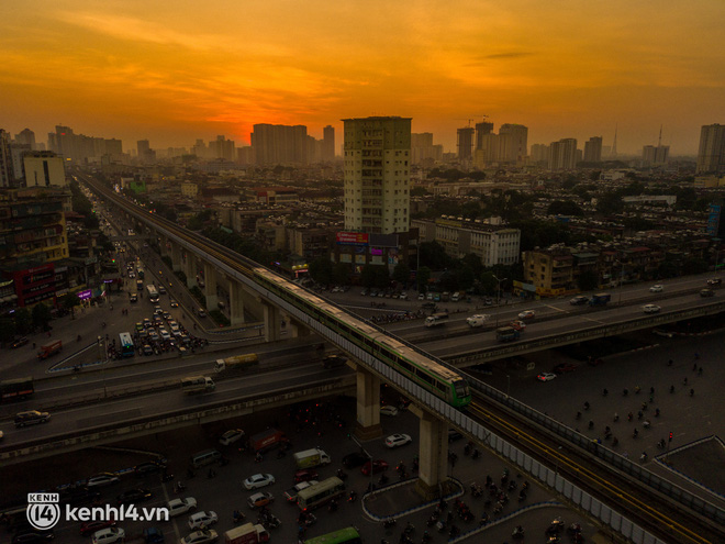 Những góc đẹp say đắm khi ngắm tàu Cát Linh - Hà Đông từ flycam, xứng danh “chuyến tàu của hoàng hôn”! - Ảnh 6.