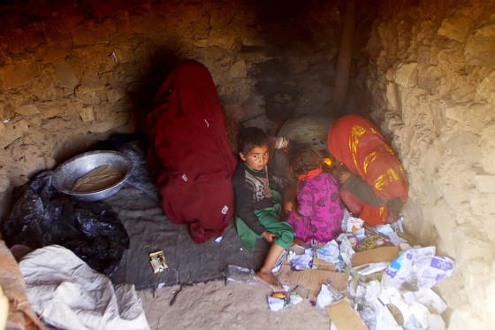 Tuyệt vọng vì tiền, các gia đình Afghanistan phải gả bán con gái nhỏ để tránh cả nhà chết đói - Ảnh 1.