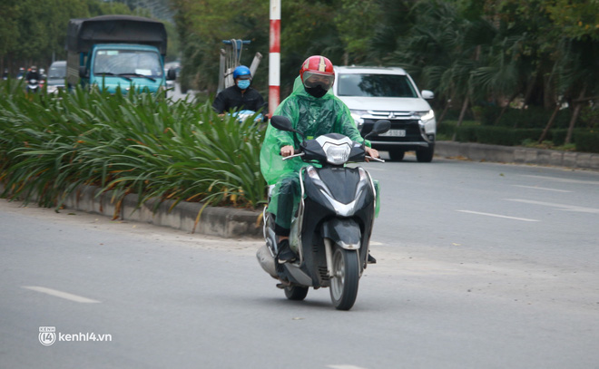 Hà Nội: Không khí lạnh bao trùm sáng đầu tuần, người dân phải mặc thêm áo mưa chống rét dù trời tạnh ráo - Ảnh 3.