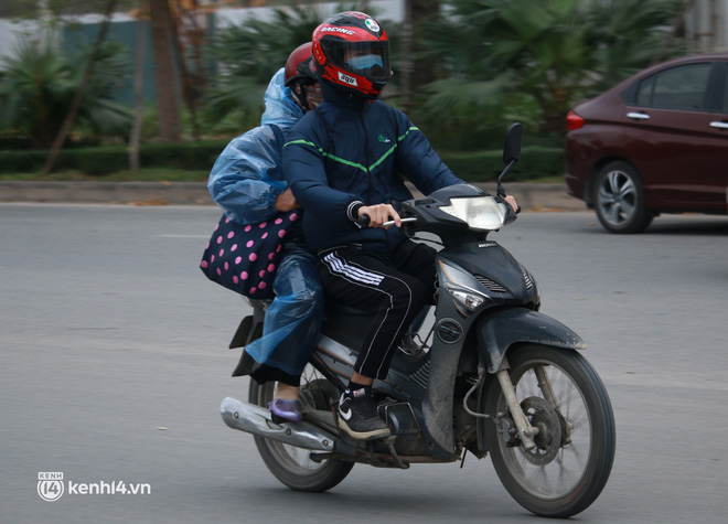 Hà Nội: Không khí lạnh bao trùm sáng đầu tuần, người dân phải mặc thêm áo mưa chống rét dù trời tạnh ráo - Ảnh 4.