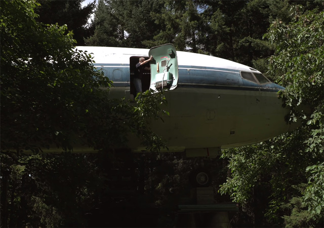 Người đàn ông mua lại chiếc máy bay bị bỏ hoang, sống một mình trong cabin rộng 91m2 suốt 21 năm: “Đây mới đích thực là ngôi nhà cổ tích” - Ảnh 34.