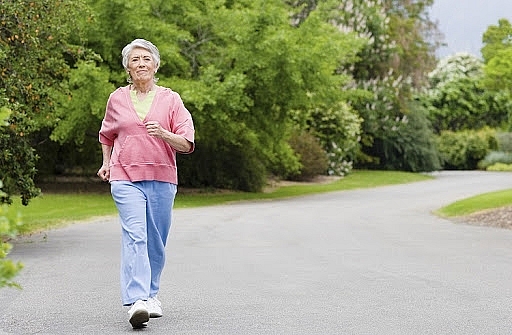 Sau tuổi 50, áp dụng 4 bài tập thể dục này không chỉ giúp kéo dài tuổi thọ mà còn khiến não bộ linh hoạt, đẩy lùi bệnh sa sút trí tuệ - Ảnh 3.