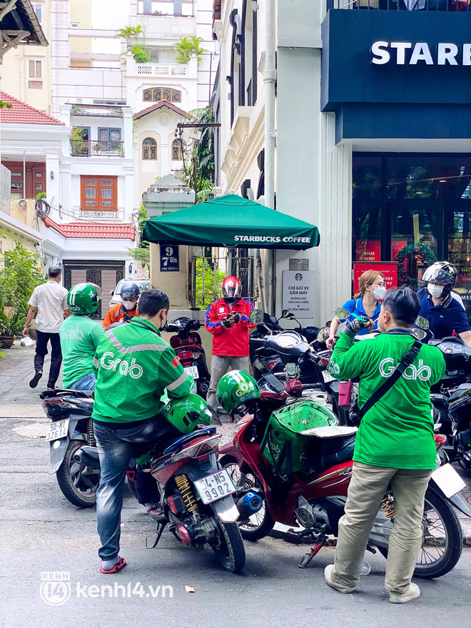 HOT: Starbucks tặng cốc giới hạn nhân sinh nhật 50 năm, shipper đi giao đơn mệt xỉu vì nhiều chi nhánh bị quá tải - Ảnh 15. HOT: Starbucks tặng cốc giới hạn nhân sinh nhật 50 năm, shipper đi giao đơn mệt xỉu vì nhiều chi nhánh bị quá tải - Ảnh 15.