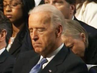 Tổng thống Joe Biden và những lần “ngủ gật” tốn nhiều giấy mực của truyền thông - Ảnh 1.