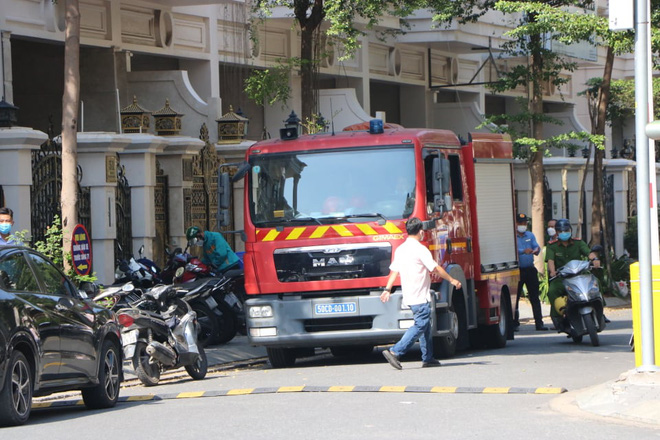 Kho thiết bị nằm sát vách ngân hàng cháy dữ dội, nhiều người hoảng loạn tháo chạy - Ảnh 1.