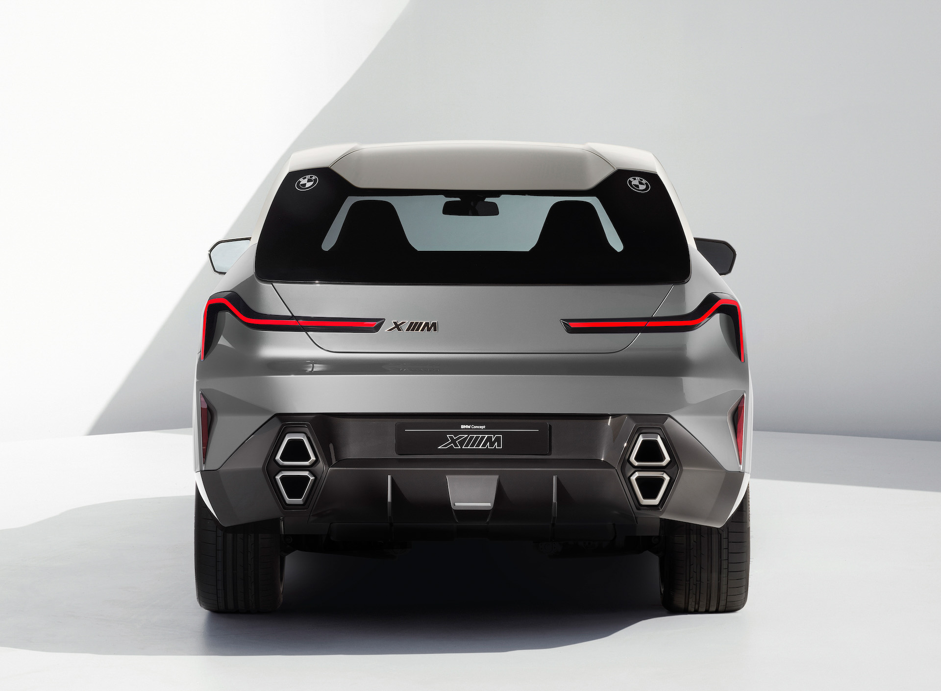 BMW XM ra mắt - SUV trăm nghìn USD đối đầu Rolls-Royce Cullinan
