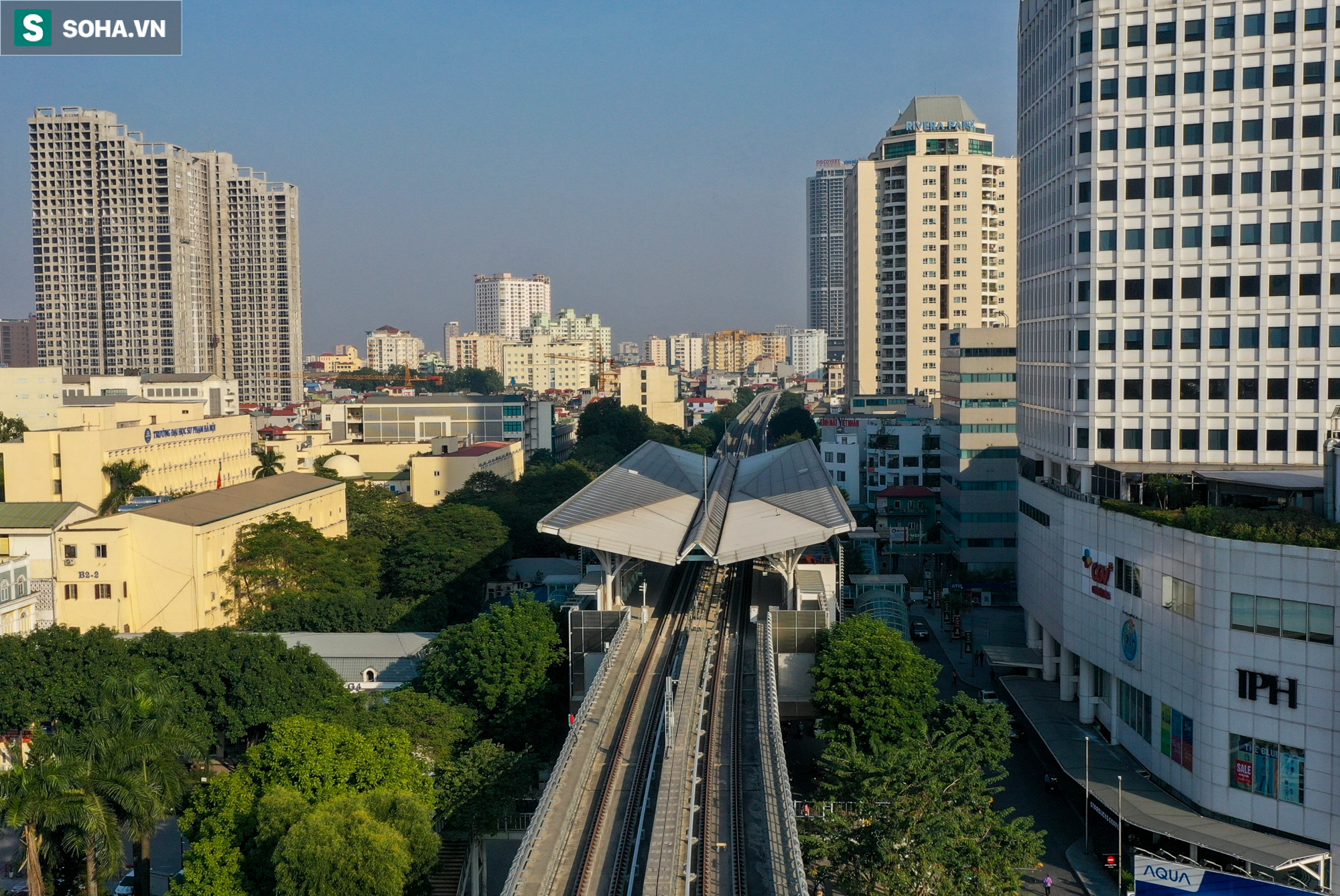 Hai bên nhà ga tuyến Nhổn - ga Hà Nội phủ rặng hoa giấy: Tôi liên tưởng tới châu Âu - Ảnh 1.