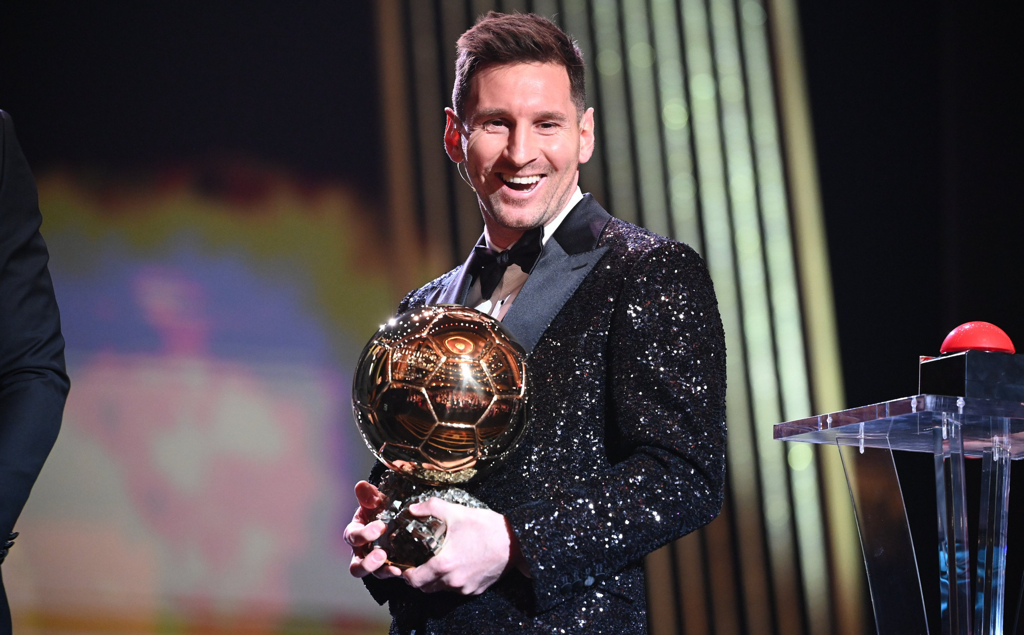 Quả bóng vàng dành cho cầu thủ xuất sắc nhất năm, và không ai có thể phủ nhận rằng Messi hoàn toàn xứng đáng nhận giải thưởng đó. Hãy đến và xem hình ảnh liên quan tới Messi và Quả bóng vàng để ngưỡng mộ tài năng của ngôi sao bóng đá này!