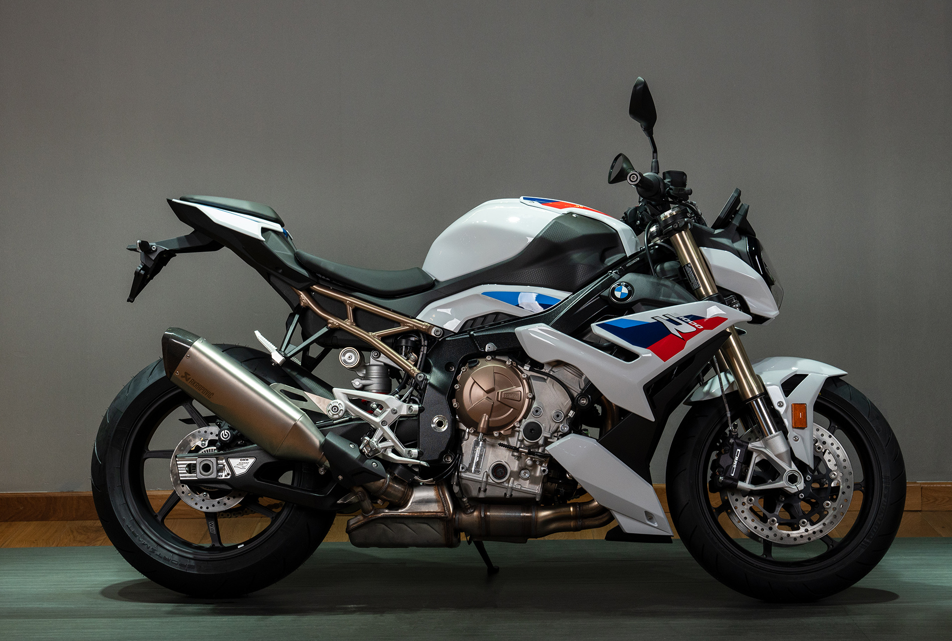 BMW S1000R 2021 về Việt Nam: 2 phiên bản, giá từ 669 triệu đồng