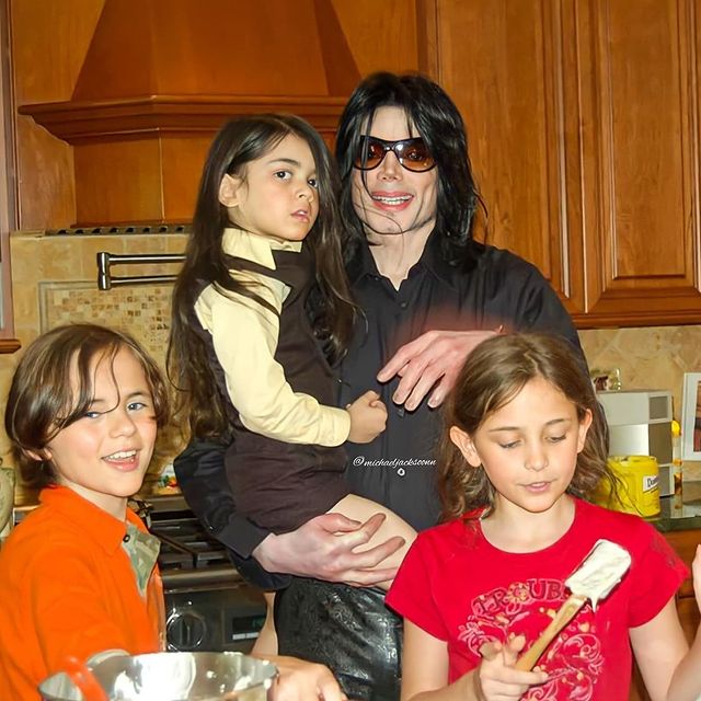 Con trai út của Michael Jackson hiếm hoi xuất hiện, hé lộ bất động sản trưng bày kỷ vật quý về cha - Ảnh 1.