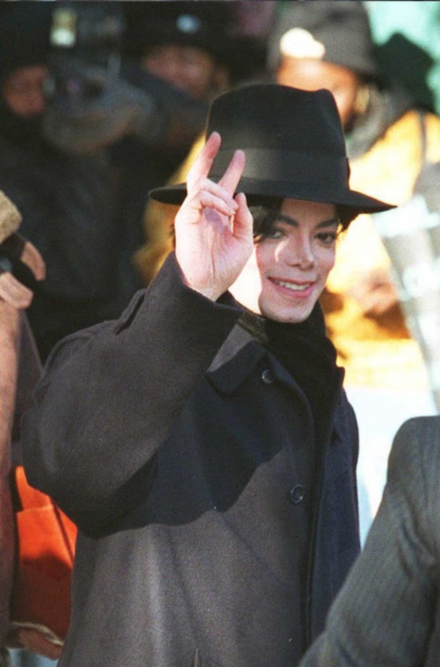 Con trai út của Michael Jackson hiếm hoi xuất hiện, hé lộ bất động sản trưng bày kỷ vật quý về cha - Ảnh 6.