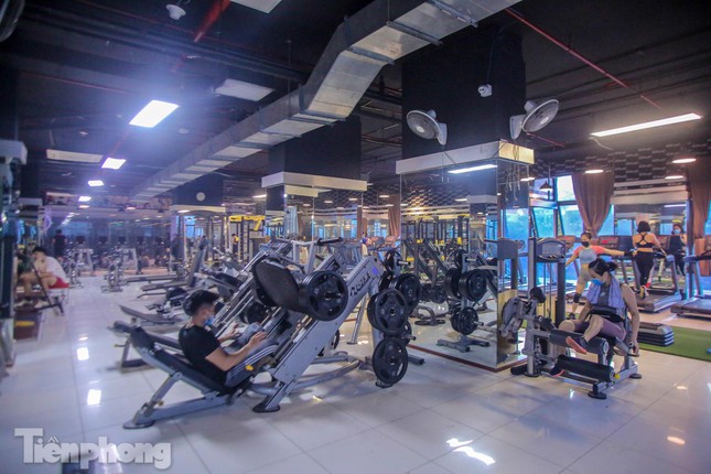  Phòng gym mở lại, người Hà Nội đeo khẩu trang luyện tập  - Ảnh 1.