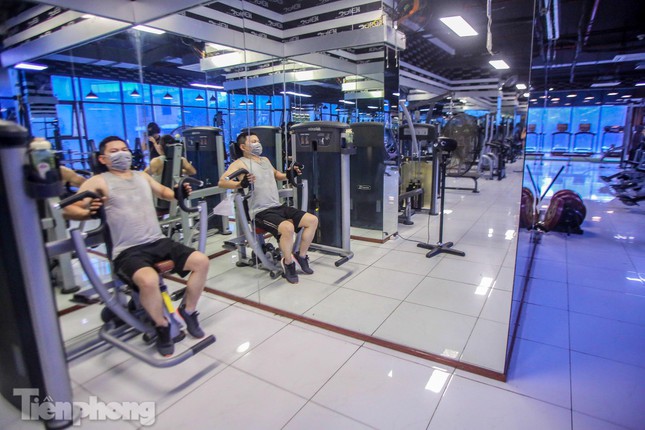  Phòng gym mở lại, người Hà Nội đeo khẩu trang luyện tập  - Ảnh 13.