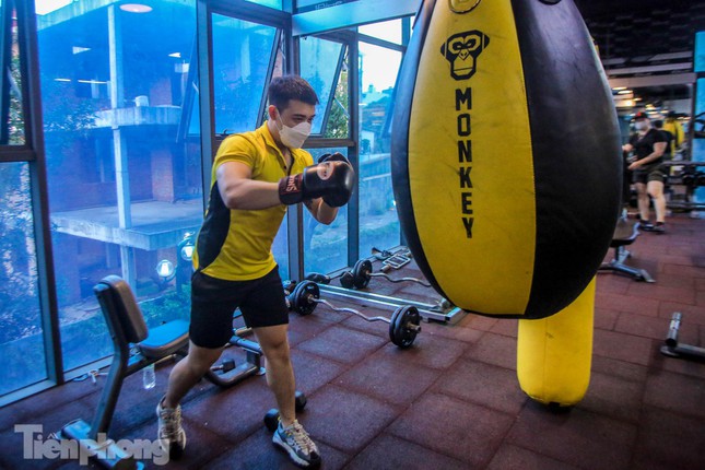  Phòng gym mở lại, người Hà Nội đeo khẩu trang luyện tập  - Ảnh 14.