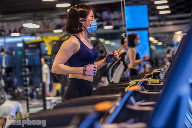  Phòng gym mở lại, người Hà Nội đeo khẩu trang luyện tập  - Ảnh 15.