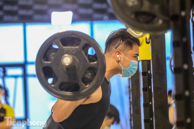  Phòng gym mở lại, người Hà Nội đeo khẩu trang luyện tập  - Ảnh 6.