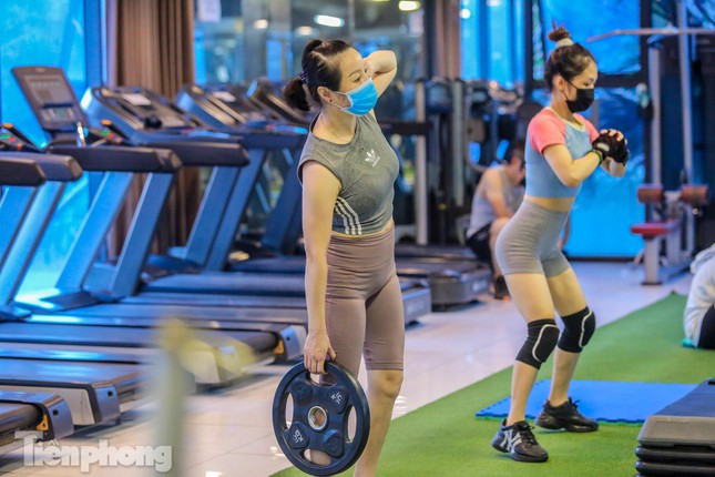  Phòng gym mở lại, người Hà Nội đeo khẩu trang luyện tập  - Ảnh 8.