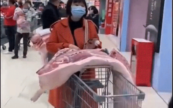 Khi người Trung Quốc đi mua thịt lợn: Xếp hàng dài trong siêu thị, xe đẩy chất đầy trông hoa cả mắt - Ảnh 1.