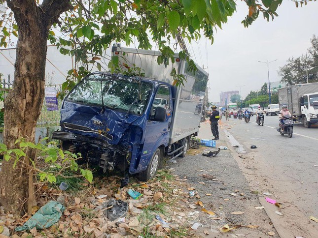  Xe tải ‘điên’ tông hàng loạt xe máy trên Quốc lộ 13 ở Bình Dương  - Ảnh 1.