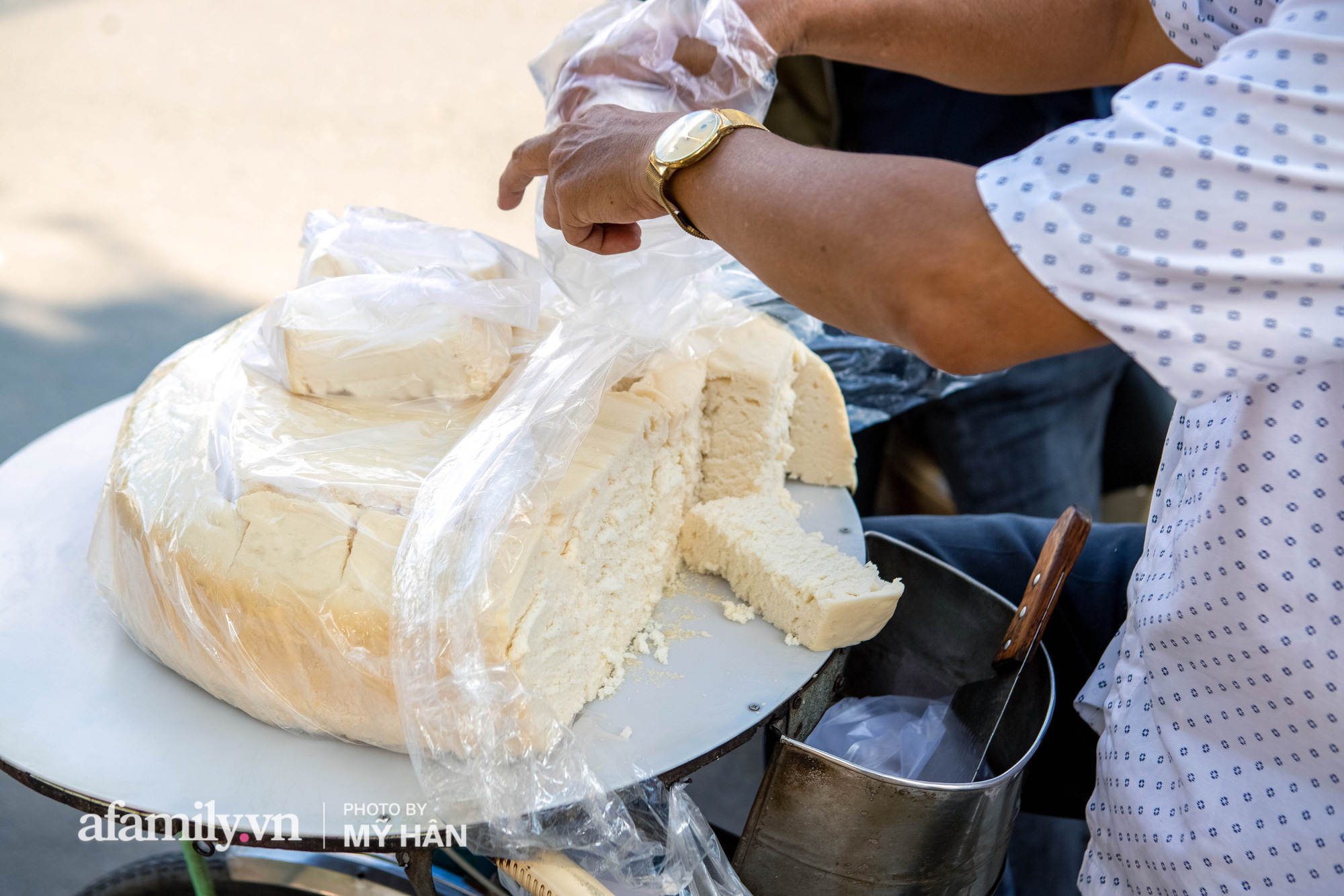 Ổ bánh bò" nổi tiếng nhất Cần Thơ mỗi ngày chỉ bán trong vòng 1 tiếng là  hết sạch, dân miền Tây muốn ăn phải canh giờ!